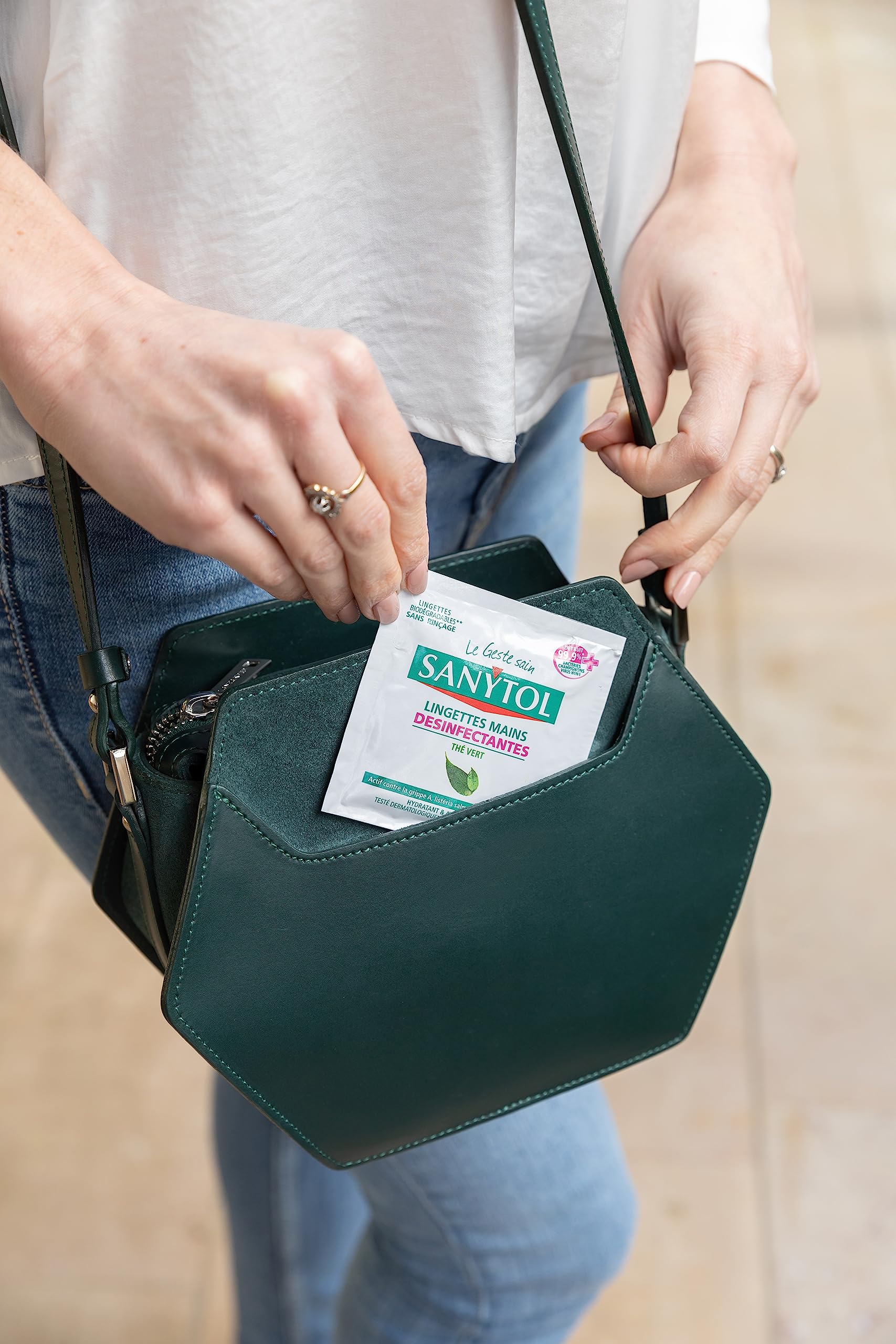 sanytol-lingettes-d-sinfectantes-individuelles-mains-th-vert-x-12-bact-ricide-vi image 4